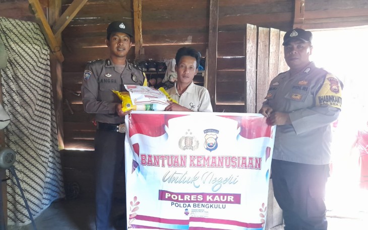Polsek Tanjung Kemuning Kembali Salurkan Bansos 