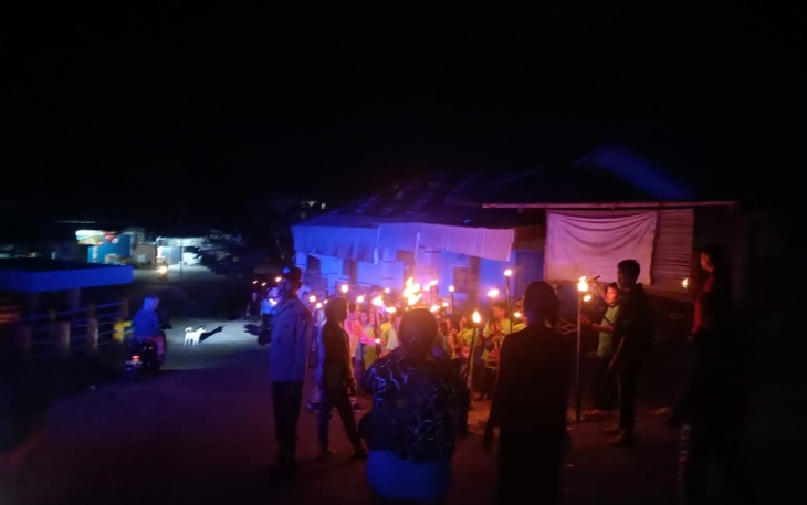 Polsek Seginim Lakukan Pengamanan Pawai Obor Anak Anak Jemaat Gereja Gekesia Imanuel Palak Bengkerung