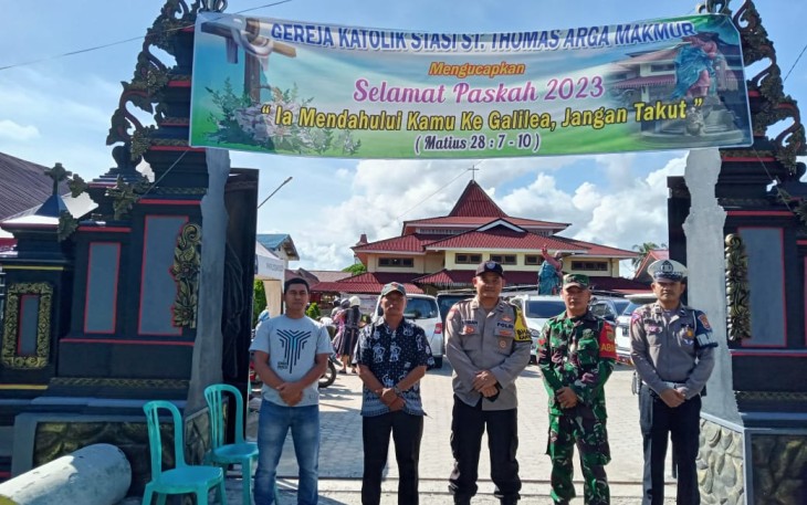 Bhabinkamtibmas Polres Bengkulu Utara Saat Pengamanan Ibadah Paskah di Gereja 