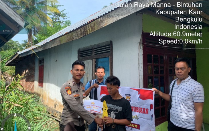 Pekebun ini Terima Bansos dari Polsek Tanjung Kemuning