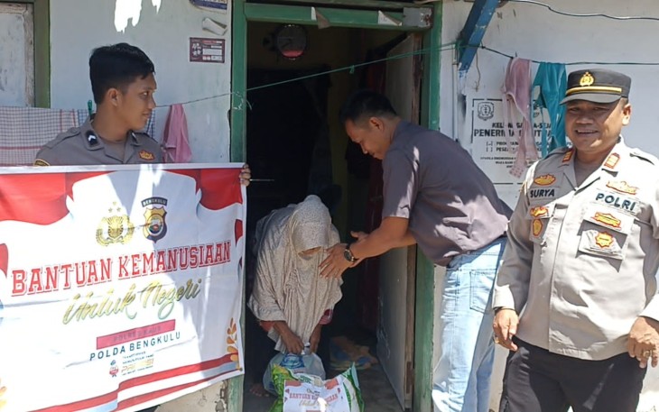 Dua Warga Kaur Selatan Terima Bansos dari Polres Kaur