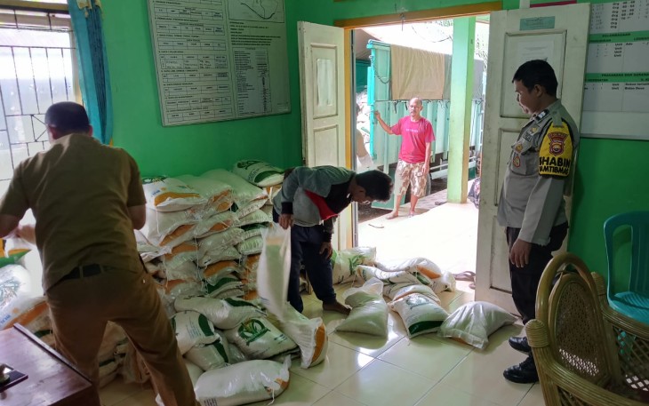 Bhabinkamtibmas Polres BU Monitoring Kegiatan Penyaluran Bantuan Pangan Non Tunai (BPNT)