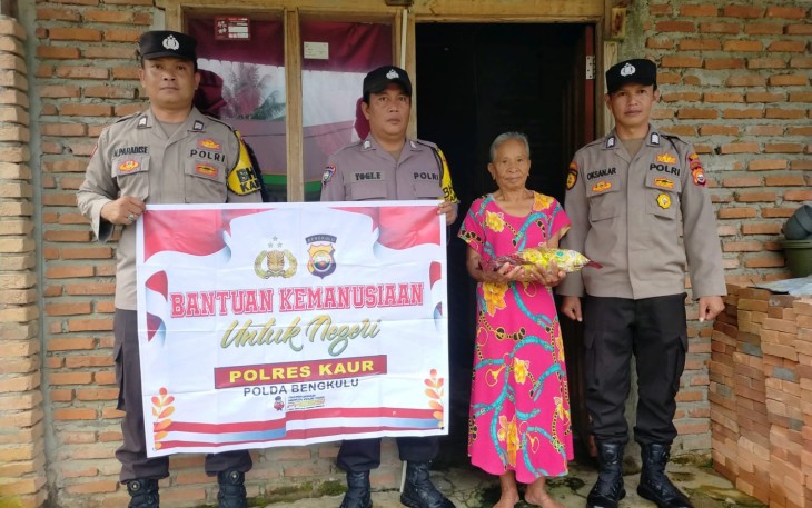 Polsek Kaur Tengah Salurkan Bansos kepada Lansia Sebatang Kara Kurang Mampu