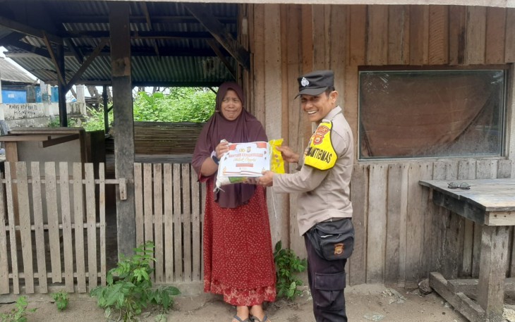 IRT ini Terima Bansos dari Polsek Kaur Selatan