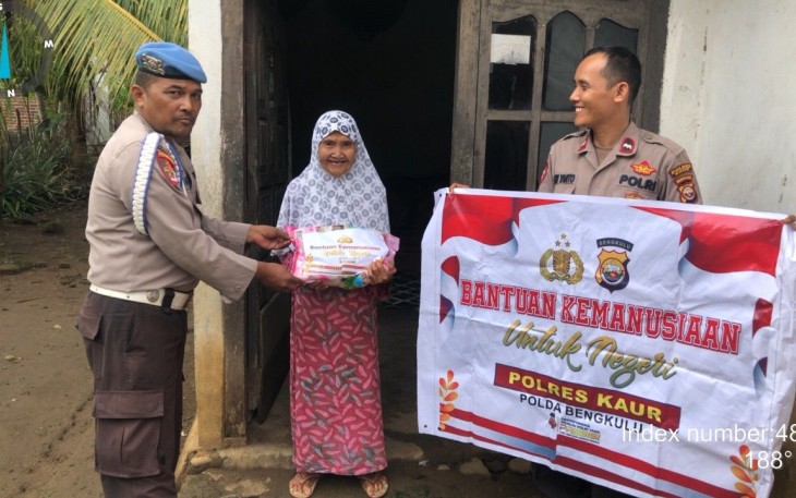 Lansia 89 Tahun Terima Bansos dari Polsek Tanjung Kemuning