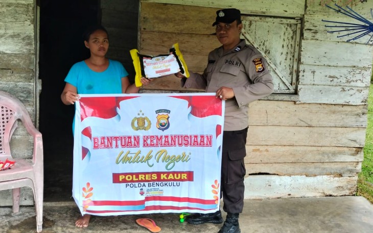Polsek Maje Salurkan Bansos ke Ibu Jubaidah