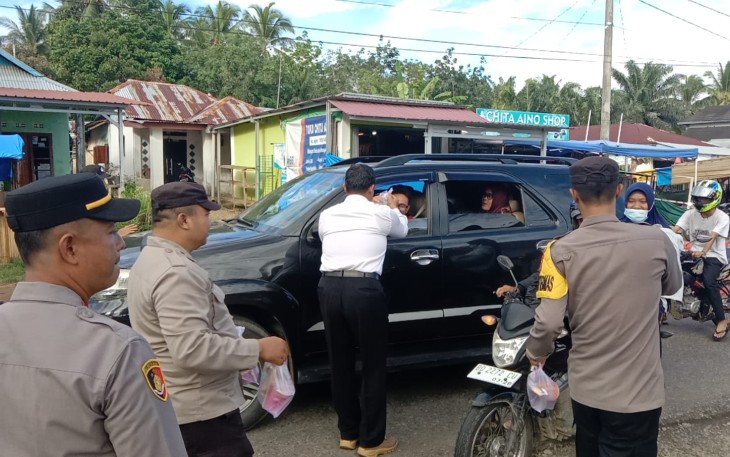 Polsek Sukaraja Berbagi Takjil Kepada Pengendara Depan Mapolsek