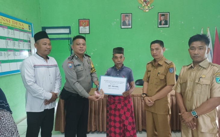 Babinkamtibmas Polsek Batik Nau Monitoring Pembagian BLT