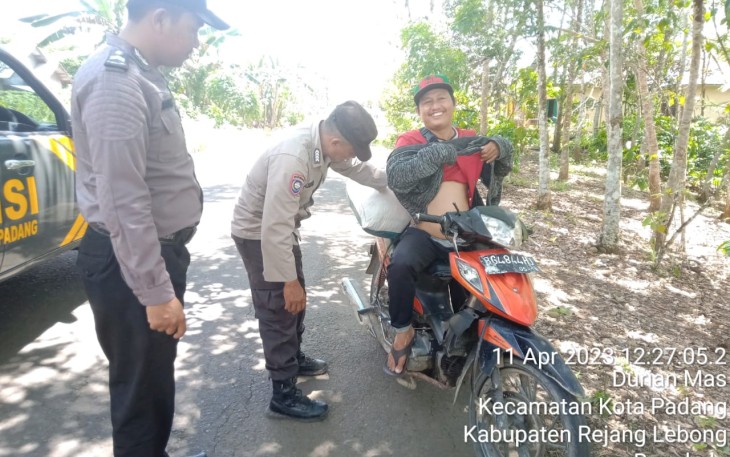 Polsek Kotapadang Razia Sajam dan Senpi di Jalur Lintas Kotapadang - Padang Ulak Tanding