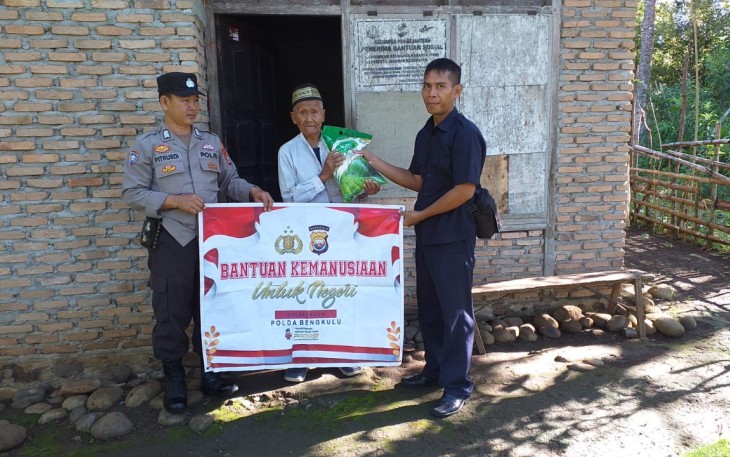 Warga Sakit Menahun dan Lansia Kurang Mampu Terima Bansos dari Polres Kaur