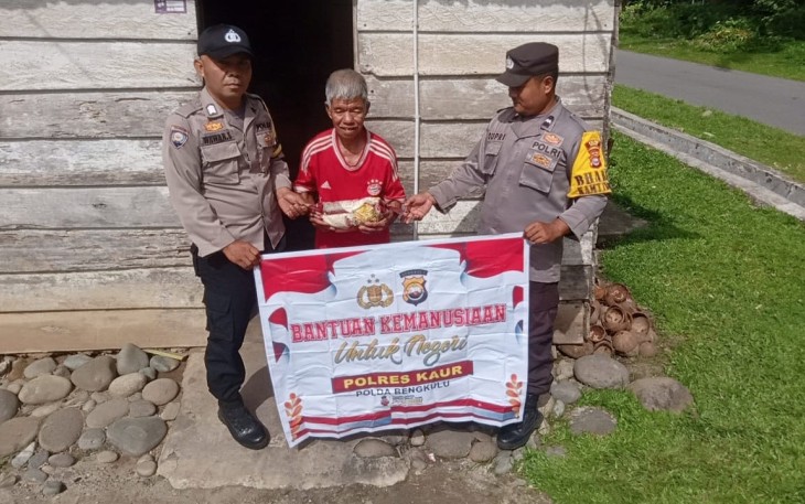 Warga Desa Tuguk Terima Bansos dari Polsek Kaur Tengah