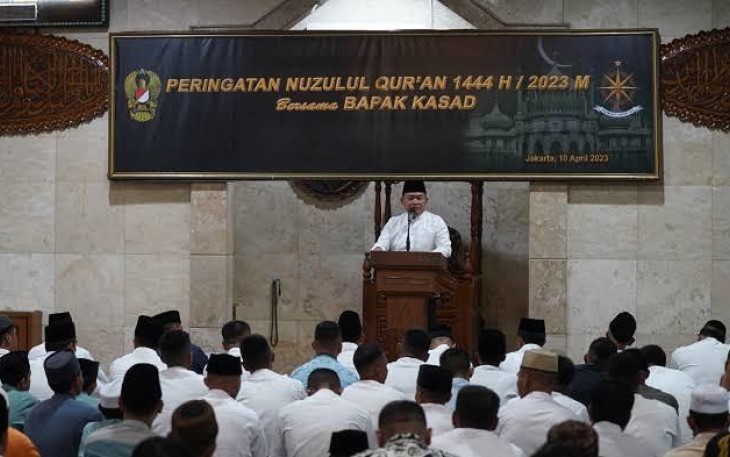 KASAD Jenderal Dudung Beri Ceramah Nuzulul Qur’an dan Jadi Imam Shalat Tarawih di Pusbekangad