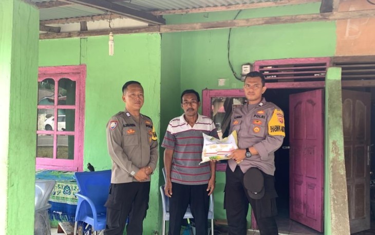 Polsek Tanjung Kemuning Salurkan Bansos Kepada Pak Milman