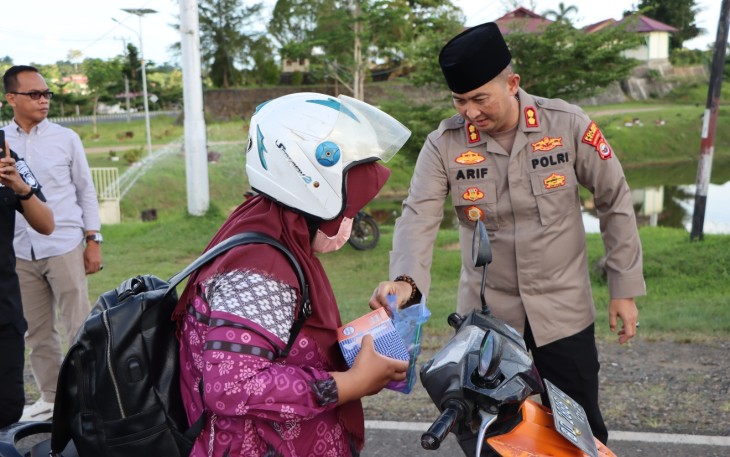 Ramadan Berkah, Polres Seluma dan Polsek Jajaran Berbagi Takjil