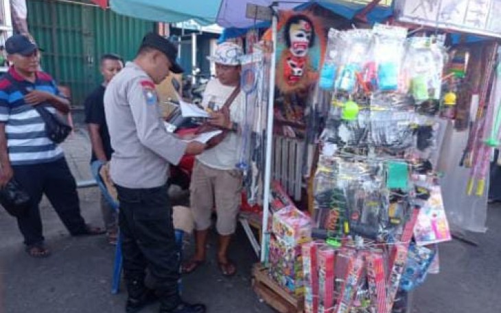 Personel Polsek Gading Cempaka Cek Surat Ijin Penjual Kembang Api