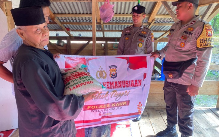 Petani Lansia Terima Bansos dari Polsek Nasal