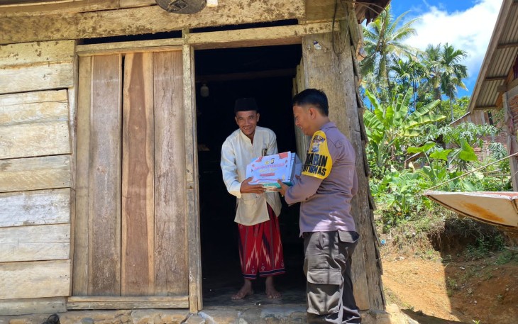 Polsek Muara Sahung Salurkan Bansos ke Warga Desa Bukit Makmur