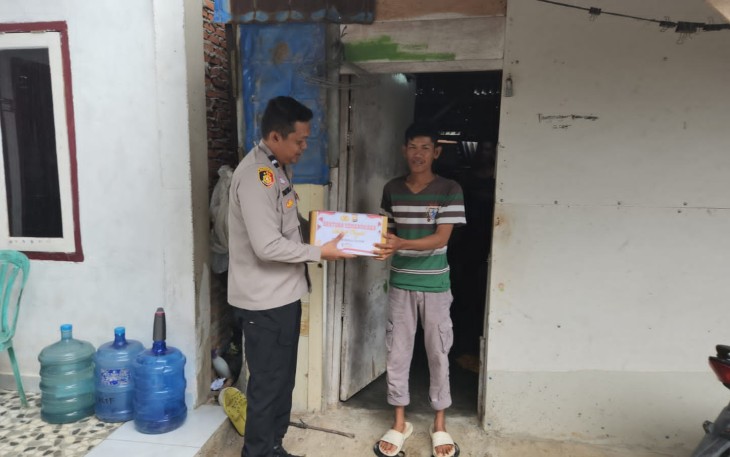 Polsek Manna Bagikan Paket Sembako Bantu Ringankan Beban Warganya 