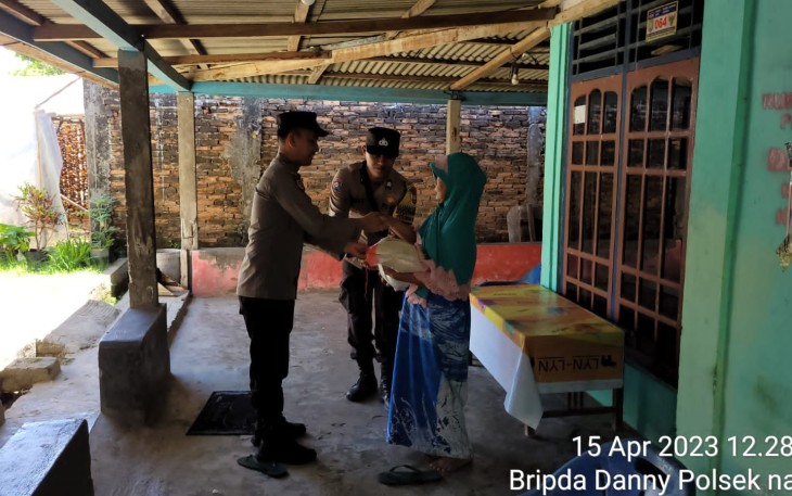 Giliran Ibu Rohaya Terima Bansos dari Polsek Nasal
