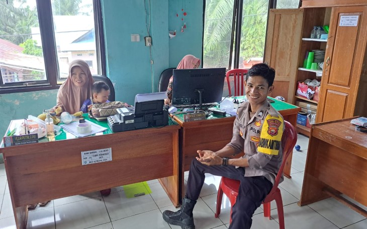 Bhabinkamtibmas Polsek Manna Ajak Perangkat Desa Jaga Kamtibmas 