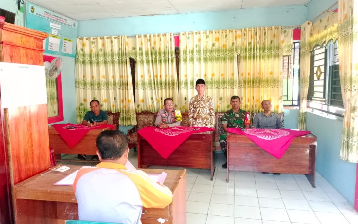 Bhabinkamtibmas Polsek Pino Raya Dampingi Penyaluran BLT di Desa Bandung Ayu 
