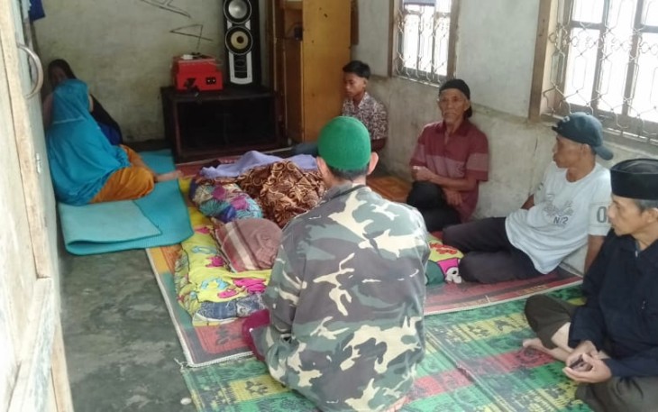 Korban saat diperiksa petugas medis