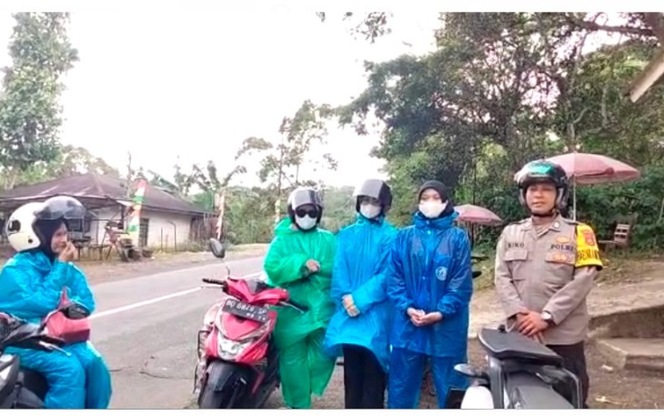 Dikawal Polisi di Jalur Lintas Curup-Lubuklinggau, Warga Sampaikan Terimakasih