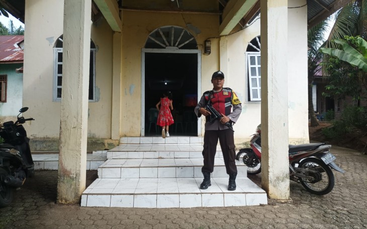 Personel Polres Bengkulu Selatan dan Polsek Jajaran, Berikan Pengamanan Ibadah Minggu di Gereja 