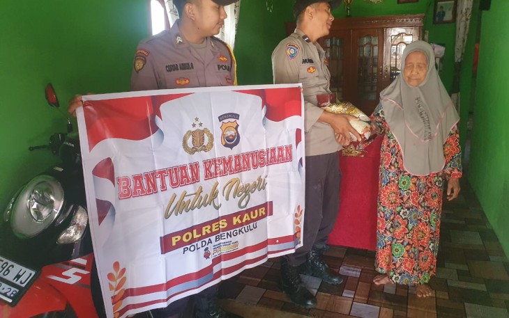 Janda Lansia dan Buta Terima Bansos dari Polsek Kaur Tengah