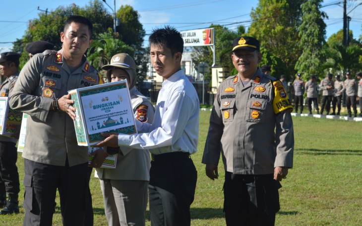 Kapolres Seluma Bagikan Bingkisan Lebaran dari Kapolri Kepada Personel Polres Seluma