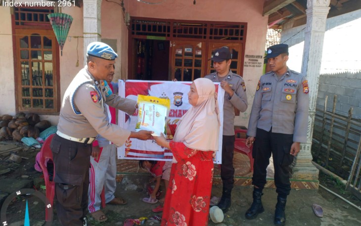 Polsek Tanjung Kemuning Salurkan Bansos ke Warga Desa Kelam Tengah