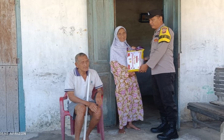 Warga Desa Sekunyit Terima Bansos dari Polsek Kaur Selatan