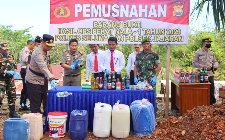 Polres Seluma Musnahkan Ratusan Miras dan Ribuan Petasan Hasil Ops Pekat Nala 2023