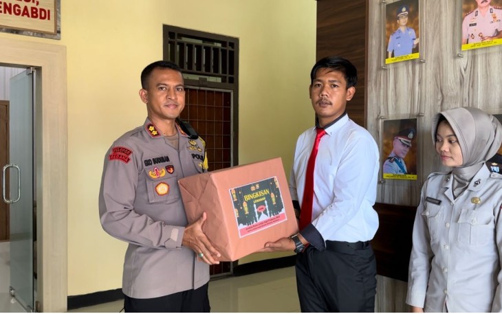 Kapolres Kaur Berikan Bingkisan Lebaran dari Kapolri untuk Personel Polres Kaur