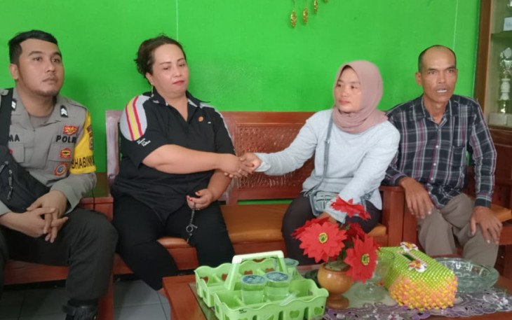 Selisih Akibat Hutang Diviralkan di Medsos, Dua IRT ini Didamaikan Bhabinkamtibmas Polsek Lebong Utara