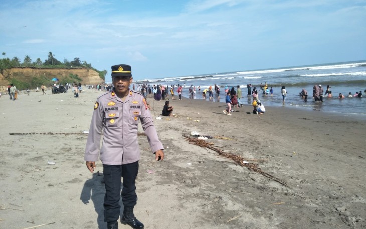 Pengunjung Membludak, Kapolsek Pimpin Langsung Pengamanan Objek Wisata di Lais
