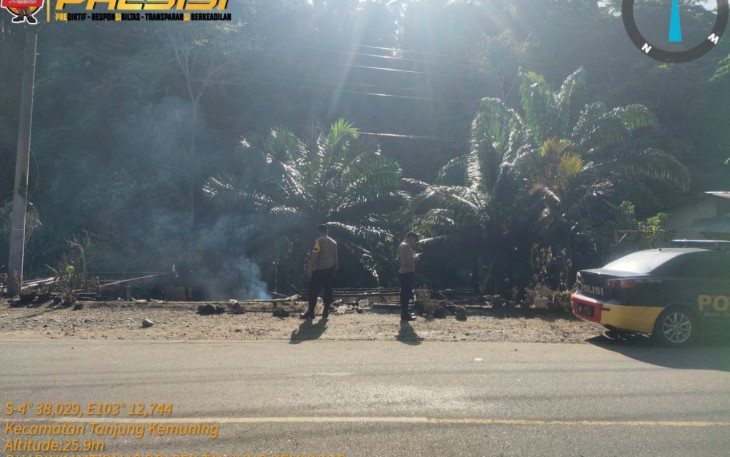 Kaur - Peristiwa kebakaran melanda rumah yang juga warung bakso milik Murman (50), PNS warga Desa Tanjung Iman II Kecamatan Tanjung Kemuning Kabupaten Kaur, Selasa (15/4/2023) dini hari sekira pukul 02.30 WIB.  Informasi sementara, kebakaran diduga disebabkan konsleting listrik.  Kapolres Kaur Polda Bengkulu AKBP Eko Budiman melalui Kasi Humas AKP Joni Silaen mengatakan, akibat kebakaran itu, kerugian materi ditaksir mencapai sekitar Rp 75 juta, namun tidak ada korban jiwa dalam kejadian itu.  "Personel Pol