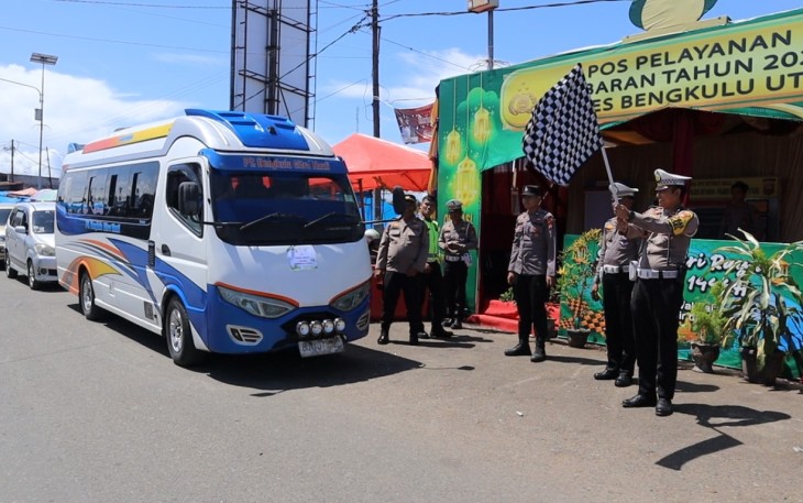 Kasat Lantas Polres Bengkulu Utara Melepas Rombongan Balik Mudik Gratis
