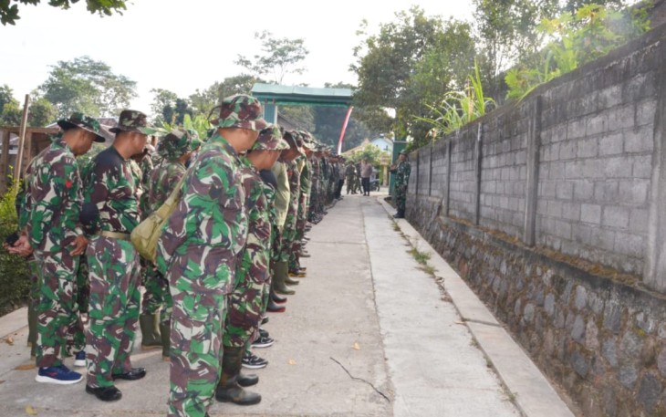 'Anggota Satgas TMMD sedang melaksanakan apel pagi"