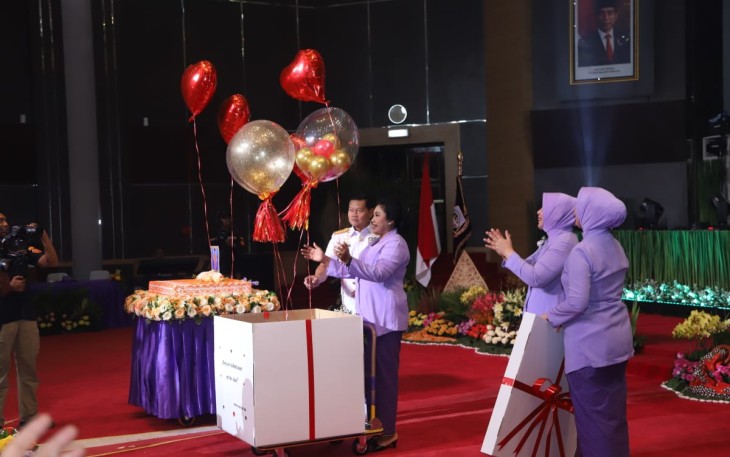 Panglima TNI Laksamana TNI Yudo Margono S.E., M.M., selaku Pembina Utama Ikatan Kesejahteraan Keluarga TNI Pragati Wira Anggini (IKKT PWA) dalam perayaan HUT ke-57, yang bertemakan “IKKT Pragati Wira Anggini berperan Aktif Dalam Meningkatkan Kepedulian Sosial Guna Mewujudkan Keluarga Yang Sehat, Cerdas, Tangguh dan Kreatif”, bertempat di Aula Gedung Gatot Soebroto Mabes TNI Cilangkap, Jakarta Timur, Jumat (14/7/2023).