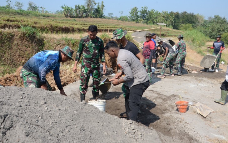 "Terlihat Kompak TNI-POLRI di lokasi TMMD Reg ke-117 desa Gentungan kecamatan Mojogedang"