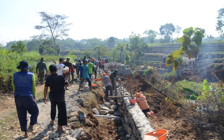 "Satgas TMMD tampak terjalin kebersamaan dengan warga di lokasi TMMD Reg desa Gentungan"