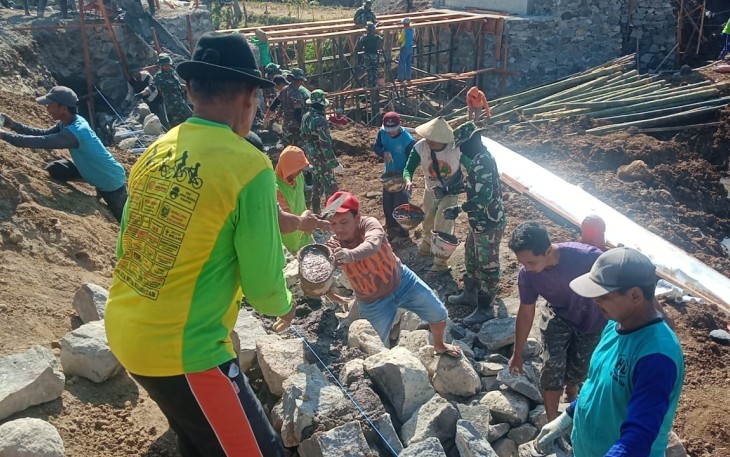"Satgas TMMD Reg desa Gentungan bergotong-royong bersama warga"