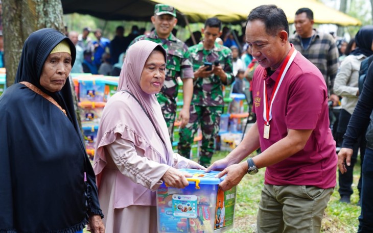 Panglima TNI Jenderal TNI Agus Subiyanto saat bagikan paket Sembako kepada masyarakat Lembang