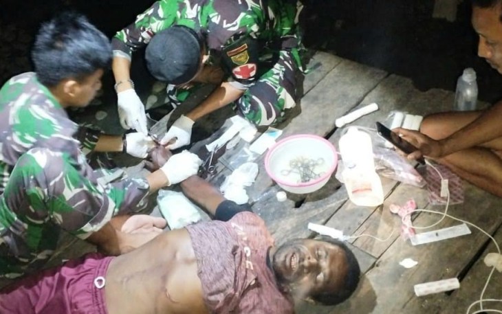 Satgas Yonif 143/TWEJ saat Bantu Warga Korban Amukan Babi Hutan