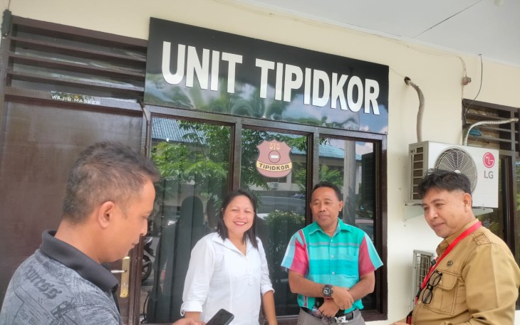 Tiga Dewas Perumda Bangun Bitung saat memberikan keterangan kepada awakwdua usai menjalani pemeriksaan terkait dengan docking spesial kapal KMP Tude tahun 2021.