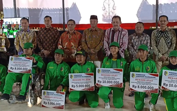 Penyerahan hadiah kepada para atlet Tulungagung yang meraih juara di POPDA Jawa Timur