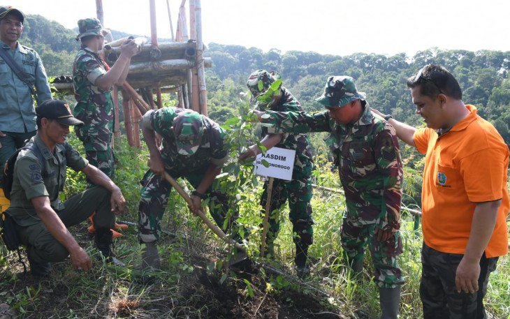 Kodim 0802/Ponorogo Adakan Aksi Tanam dan Rawat Pohon  di Desa Serag, Kecamatan Pulung, Kabupaten Ponorogo, Jumat (08/12/2023)