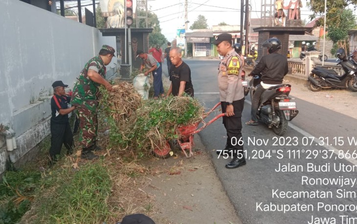  Babinsa Kodim 0802/Ponorogo Ikut Kerja Bakti Bersihkan Saluran Air
