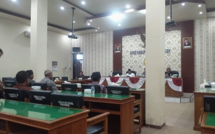 Situasi rapat kerja Komisi III DPRD Kabupaten Trenggalek, bersama Dinas PUPR, di aula DPRD Kabupaten Trenggalek, Kamis (4/5/2023).